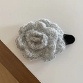 Detailaufnahme einer handgefertigten grauen Strickrosen-Haarklammer mit dezentem Glitzer - Graue Blume Snap-Clip