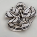 Detailansicht des gestreiften Seiden-Scrunchies mit französischem Retro-Muster - Weiß Gestreiftes Scrunchie