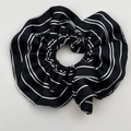 Detailansicht des großen schwarz-weiß gestreiften Haargummis mit Satin-Oberfläche - Schwarzer Gestreifter Rüschen-Scrunchie