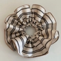 Dettaglio di un elastico per capelli in raso plissettato oversize con strisce retrò marroni - Scrunchie con Volant a Righe Bianche