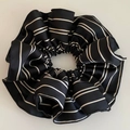 Dettaglio macro del maxi elastico in raso nero a pieghe con trama a righe bianche - Scrunchie con Volant a Righe Nere