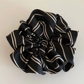 Eleganter Haargummi aus Satin mit schwarz-weißen Streifen und großen Falten - Schwarz Gestreiftes Haargummi