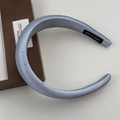 Dettaglio cerchietto in raso grigio argento con strass ed etichetta fatta a mano - Blu