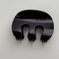 Détail montrant la finition marron brillant et les dents lisses de la pince à cheveux en forme de M - Marron Foncé