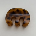 Détail du motif écaille de tortue marron et des grandes dents de la pince à cheveux - Écaille de Tortue Foncée