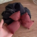 Detailansicht eines großen Scrunchie mit rotbrauner gepolsterter Schleife und schwarzem Stoff - Gepolsterte Schleife (Rot) / Rot