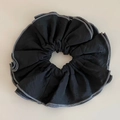 Coletero de satén negro arrugado con borde de encaje para peinado balletcore - Negro