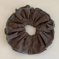 Détail d'un grand chouchou en satin marron foncé avec bords ondulés bleu contrasté - Marron