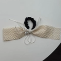 Dettaglio fascia per capelli in pizzo intrecciato con perla crema e strass lucidi - Stile A Scrunchie