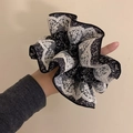 Haargummi mit Blumenmuster in Schwarz und weißer Spitze für Damenfrisuren - Schwarze Serie