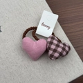 Dettaglio degli elastici per capelli a cuore in tessuto rosa e scozzese su carta - Coppia Elastici Cuore