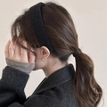 Detalle de una diadema gruesa de lana negra en una modelo para un estilo otoñal elegante - Negro