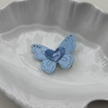 Detalle de la pinza de mariposa azul claro con corazón LOVE y brillantes diamantes de imitación - Azul