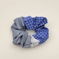 Dettaglio dello scrunchie in tessuto grigio e motivo a quadri blu con bordo in pizzo - Elastico per capelli