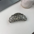 Grande pince à cheveux à pois noirs et blancs dans un décor moderne minimaliste - Couronne