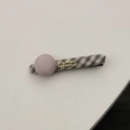 Détail de la barrette vintage à carreaux avec bouton rose et lettrage doré élégant - Pince à Cheveux Boule Rose