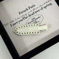 Dettaglio del fermaglio per capelli opaco color crema con design a catena - Bianco Sporco