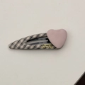 Détail de la barrette à carreaux avec un cœur rose et une inscription logo en métal - Pince BB Cœur Rose
