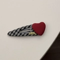 Détail d'une pince à cheveux à carreaux avec cœur 3D rouge et lettrage doré élégant - Pince BB Cœur Rouge