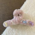 Detail van roze pluche haarklem met kleurrijke strikjes en zilveren sterrensteentjes - Haarklem / Roze Kruis