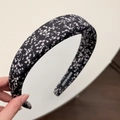 Dettaglio del cerchietto vintage fatto a mano nero con motivi floreali delicati - Cerchietto Nero