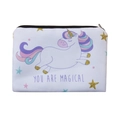 Detailopname van witte eenhoorn make-uptas met 'YOU ARE MAGICAL' print en zwarte rits - Wit
