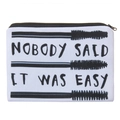 Dettaglio della borsa da trucco in tela con cerniera, slogan e grafica dei mascara - Stile Slogan Ispiratore (fxhzb704)