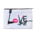 Detailansicht der Kosmetiktasche mit 3D-LOVE-Aufdruck und Make-up-Motiven auf weißem Stoff - Weißer LOVE Druck Stil (fxhzb747)