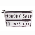 Detalle del neceser de lona blanca con cremallera negra y estampado de letras - Estilo Nobody Said Easy (hzb838)