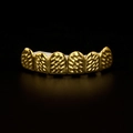 Grillz hip hop plaqué or à six dents avec texture martelée et barre de silicone incluse - Dents Supérieures en Or (Gravé)