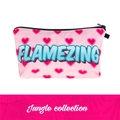 Primer plano del neceser rosa con estampado de corazones y letras FLAMEZING azules - Estilo de Estampado de Corazón Rosa (hzb877)