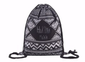 Detail der Kordelzugtasche mit Hakuna Matata Aufdruck und geometrischen Mustern in Schwarz - Geometrischer Musterdruck (skd29017)