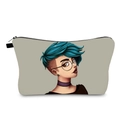 Dettaglio della borsa da trucco in tessuto con illustrazione trendy e cerniera nera - Donna Con Capelli Corti Blu E Occhiali (hzb1190)
