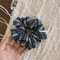 Elastico per capelli a righe blu stile francese con etichetta fatta a mano - Nero