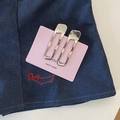 Barrettes à cheveux minimalistes en métal argenté avec texture martelée sur denim bleu - Rectangle Creux