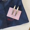 Paire de barrettes à cheveux minimalistes en métal argenté poli sur carte rose - Feuille de Saule Linéaire