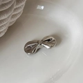 Polierte silberne Metall-Schleifen-Haarklammer mit flüssigem Spiegeleffekt im Minimal-Stil - Silber