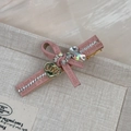 Pinza para pelo con lazo rosa, textura de cuero, colgante de corazón dorado y pedrería - Rosa