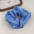 Elastico per capelli in tessuto a righe blu e bianche con elegante design a pieghe - Strisce Blu & Bianche