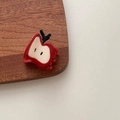 Dettaglio molletta per capelli a forma di mela rossa con finitura lucida e semi neri - Mela Piccola