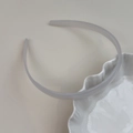 Detalle macro de la diadema de color gelatina con dientes antideslizantes de sujeción - Blanco Roto
