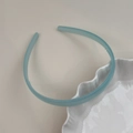 Detalle de los dientes antideslizantes de esta diadema azul hielo mate para el pelo - Azul