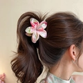 Pinza de pelo con forma de flor marmoleada rosa y verde en coleta de modelo - Mármol Rosa y Blanco