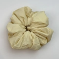 Chouchou élégant jaune crème avec texture plissée douce et design de nœud surdimensionné - Chouchou Jaune
