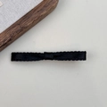 Dettaglio di un fermaglio per capelli a fiocco nero fatto a mano con nastro di raso - Nero
