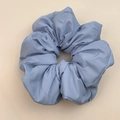 Chouchou plissé bleu clair élégant avec texture de tissu doux et finition brillante - Chouchou Bleu