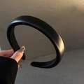 Détail d'un serre-tête épais en cuir noir avec texture rembourrée et finition en PU - Style Étroit / Noir