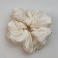 Chouchou oversize blanc crème élégant avec texture de tissu plissé très volumineux - Chouchou Blanc Cassé