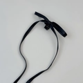 Pince à cheveux nɶud en cuir noir style ballet avec de longs rubans sur fond blanc - Noir