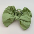 Pince à cheveux nœud en tissu vert clair avec ressort doré pour coiffure élégante - Pince à Cheveux Verte